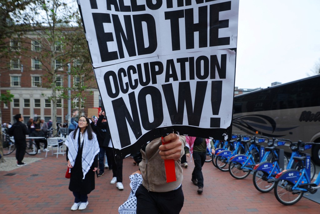 哈佛大学校园挺巴勒斯坦集会中，学生要求以色列结束占领巴人地区。路透社