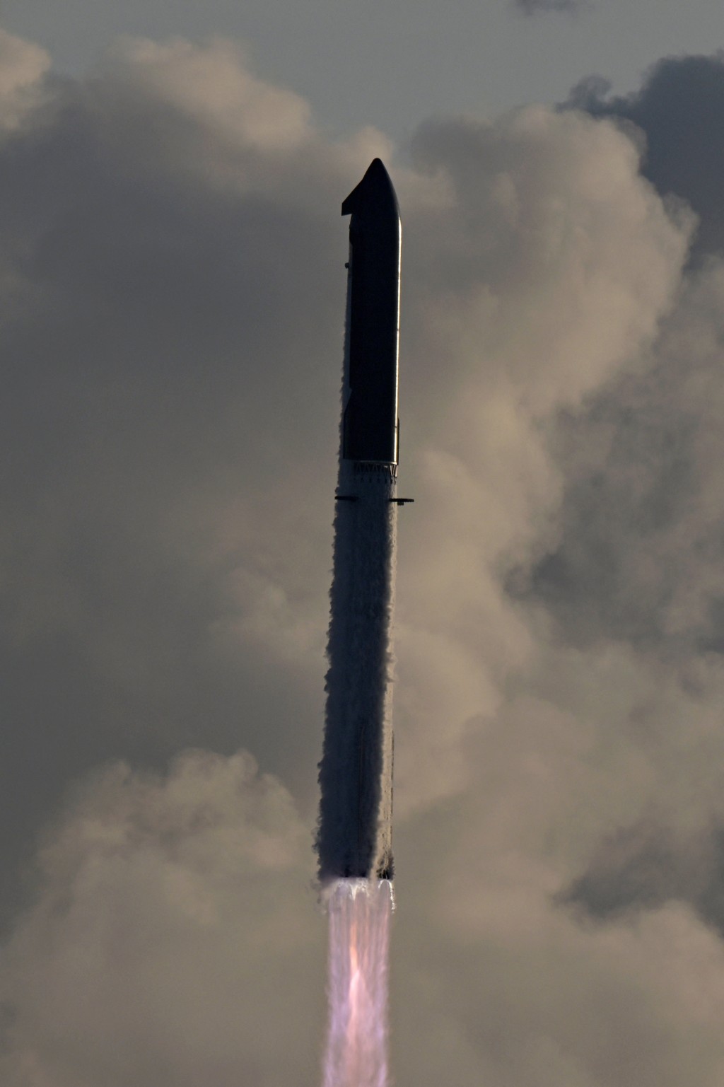美国太空探索科技公司SpaceX新一代“星舰”（Starship）周一首次成功进入地球轨道。路透社