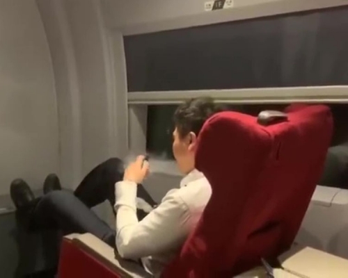 乘務員高鐵車廂抽電子煙。(網圖)