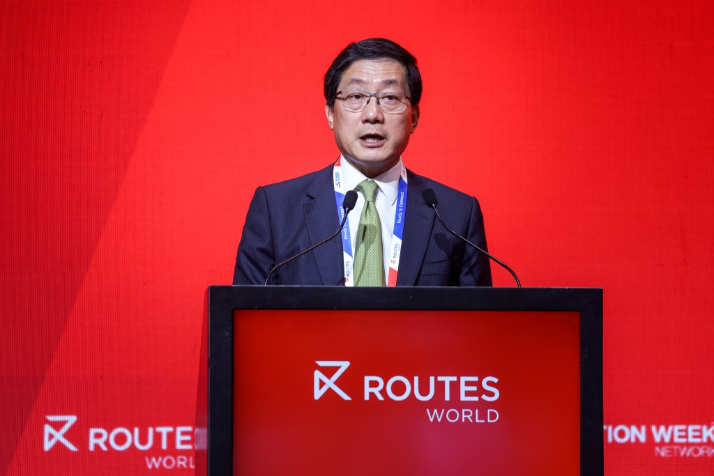 林天福在「塑造香港航空的未來」的專題討論中分享了機場如何應對如颱風等極端天氣。何家豪攝