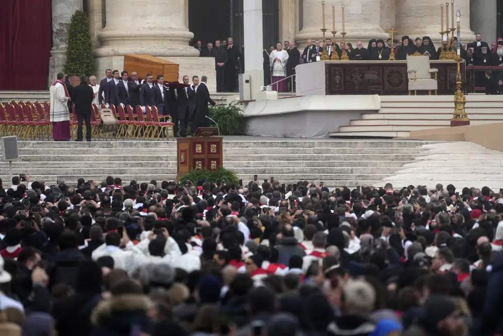 教廷預計有10萬人出席了本篤十六世的葬禮。AP