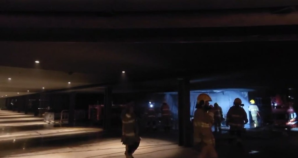 启德沐泰街9号一个建筑中的公园内，一条有上盖的行人走廊起火，惊动附近住客报案，消防到场开喉扑熄。视频截图（黎志伟））
