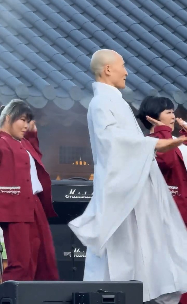 德山法師翻跳男團ATEEZ《BAD》招牌「震胸舞」。Instagram@ hocheol.kim.716