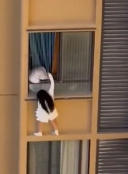 網民猜測爬窗逃走的女子，是為躲避捉姦，但逃走過程中險象橫生。抖音