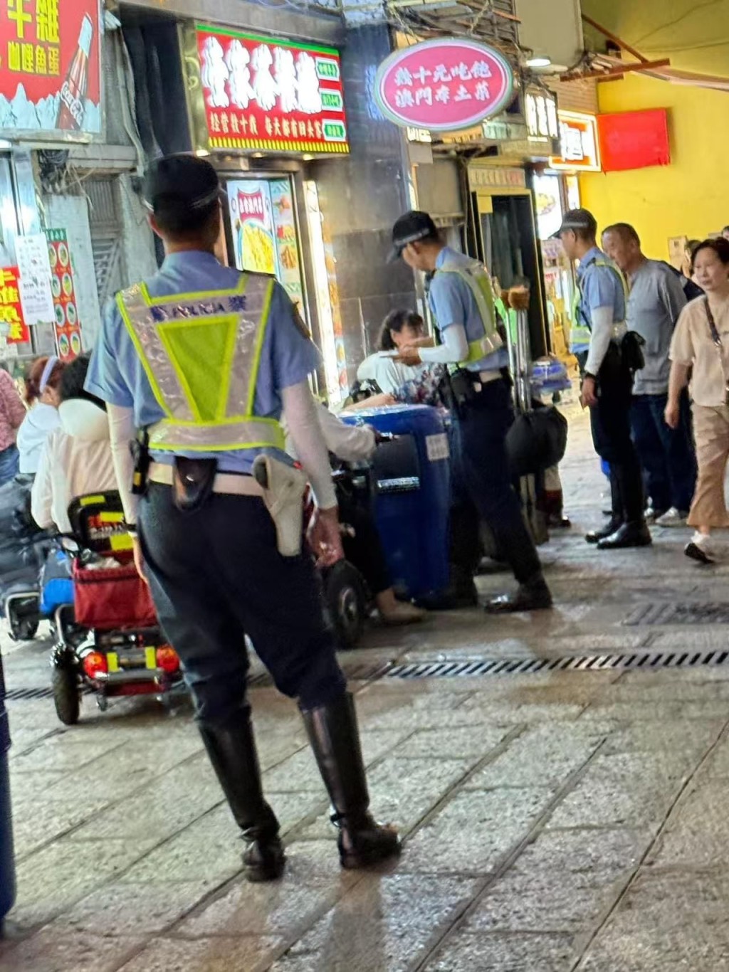 當地治安警留意到網上片段後隨即派員跟進，共截獲11名涉事內地男女。澳門交通現場FB