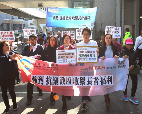 立法會議員梁志祥和葛珮帆聯同新界社團聯會成員到政府總部示威,不滿政府收緊長者福利。