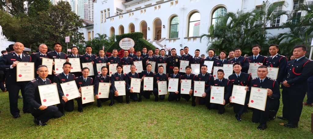 消防處人員獲頒發多個獎項,包括多位參與緬甸救援行動而獲頒發行政長官公共服務獎狀的香港特別行政區救援隊成員。消防處fb圖片 消防處人員獲頒發多個獎項,包括多位參與緬甸救援行動而獲頒發行政長官公共服務獎狀的香港特別行政區救援隊成員。消防處fb圖片