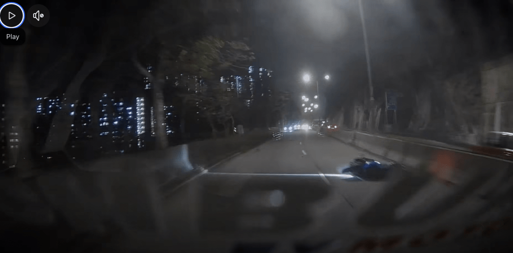 電單車則在失控後持續打轉滑行數十米，最終才停下。