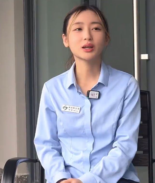 工余时，刘伶是喜爱二次元、跳抖音舞和遛狗的00后。晶报