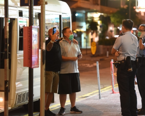 警方晚上在灣仔截查2名外籍男子。