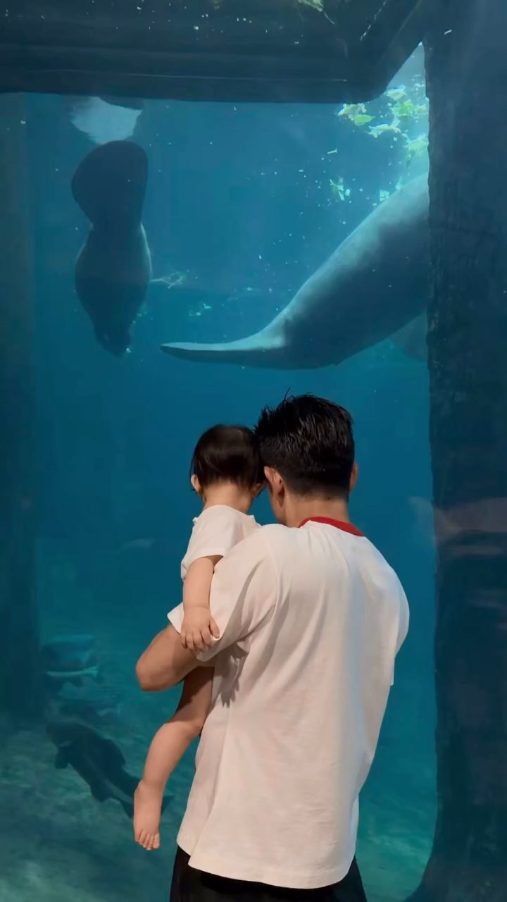 郭富城抱著女兒，盡顯慈父的溫柔背影。