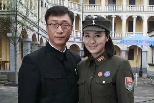 沈傲君在《潛伏》和孫紅雷演對手戲。 沈傲君在《潛伏》和孫紅雷演對手戲。