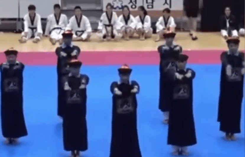 中国选手表演「僵尸跆舞」，扮出僵尸的手势。
