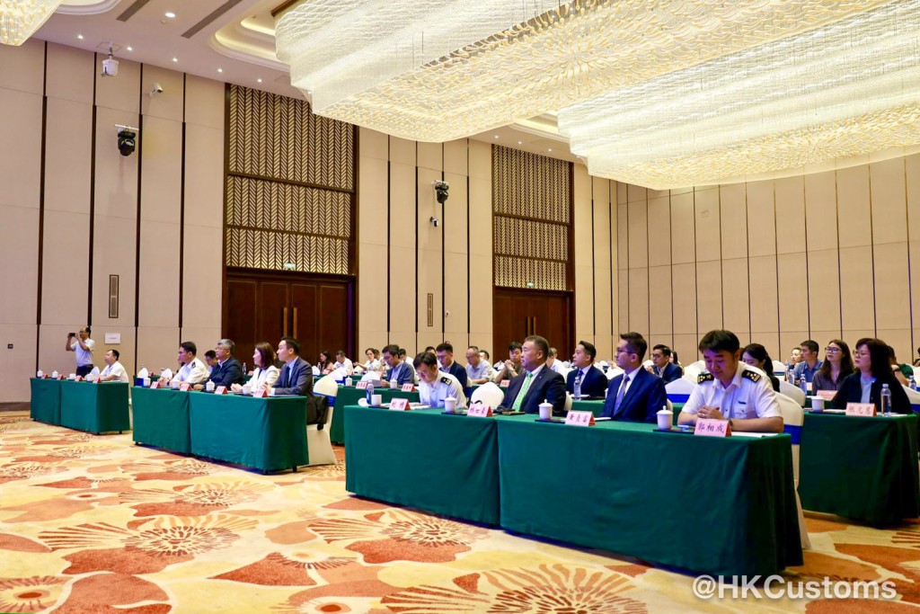 代表團於4月27日早上在欽州市與自治區商務廳合辦「跨境一鎖計劃」業務宣講會。