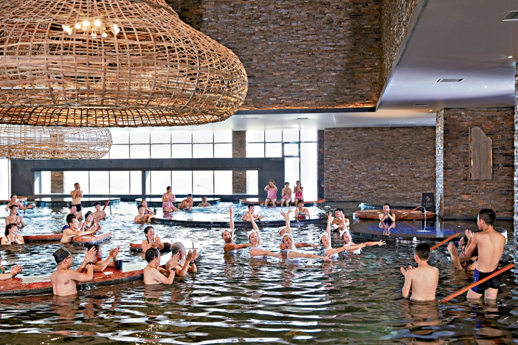 東北洗浴中心已發展成吃喝玩樂綜合體，遊客在洗浴時欣賞舞蹈表演。