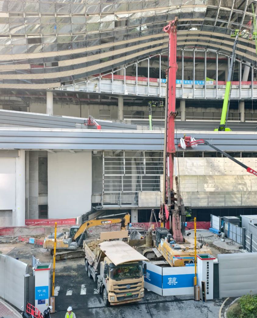 網民在小紅書分享新皇崗口岸大樓，已經在安裝玻璃幕牆。小紅書@豆豆愛抹茶