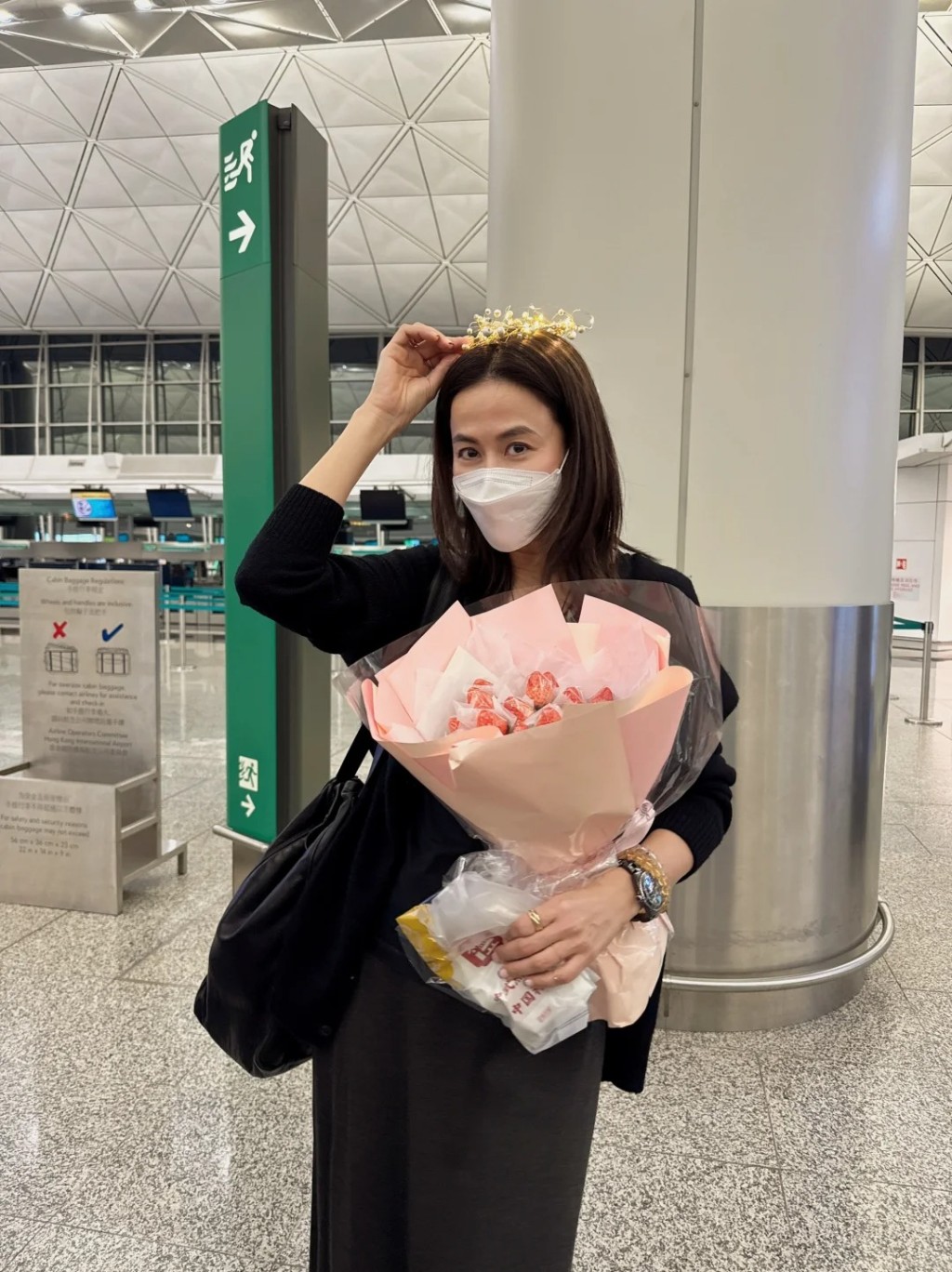宣萱早前获萱粉在机场接机，她把萱粉送的花束里的装饰放在头顶扮花环，够晒鬼马。