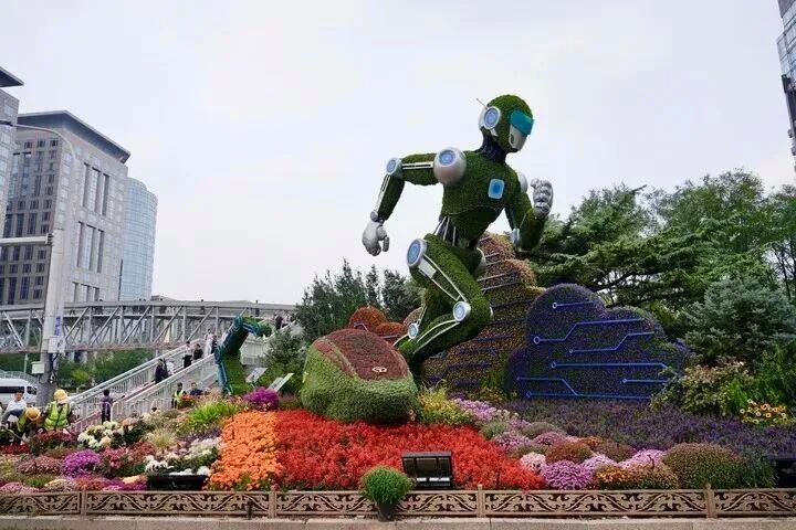 10组不同主题的立体花坛，分布北京长安街沿路，成为国庆打卡热点。央视