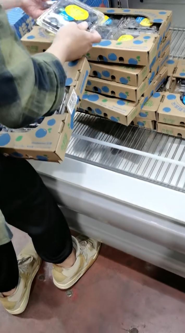 內地網絡不時出現缺德消費者將量販式水果拆開挑選。抖音