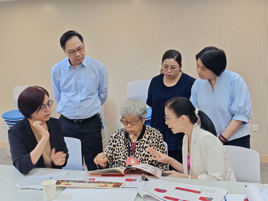 陈曼琪就林珍惠借“中国人民抗日战争胜利70周年”纪念章供博物馆展出事宜进行积极协调落实。 