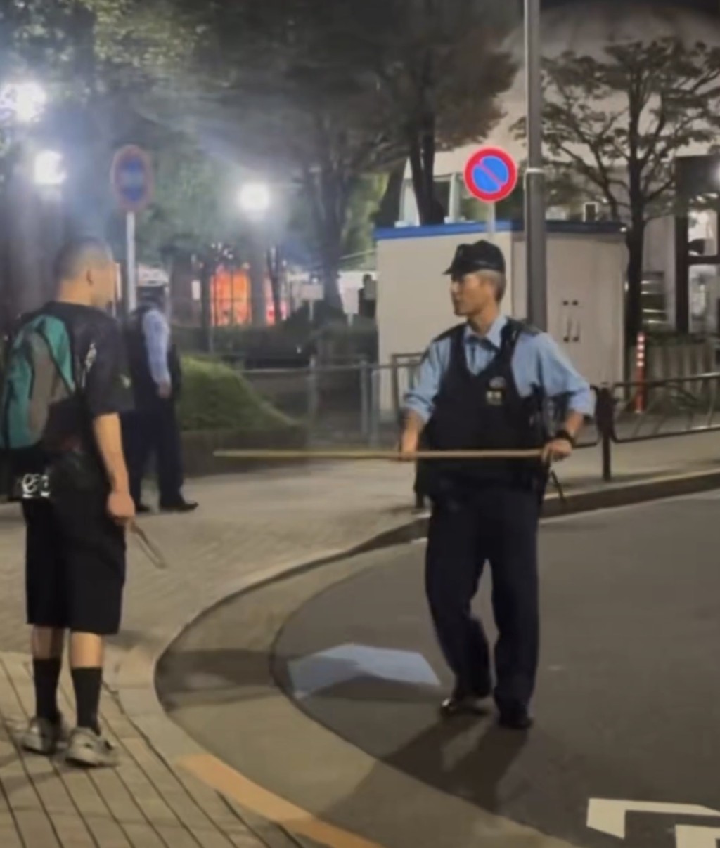 東京龜有站一名持刀男子與警方對峙。X@shota201907 東京龜有站一名持刀男子與警方對峙。X@shota201907