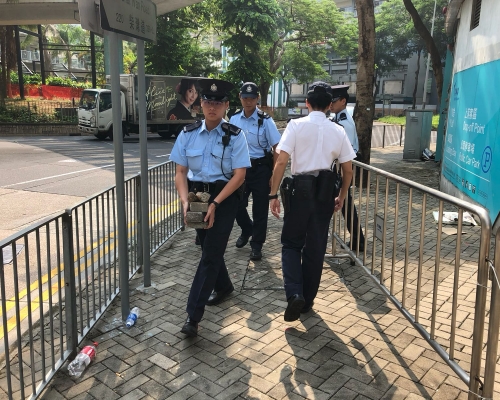 警員檢走凸起的地磚，以免一旦發生衝突時成為武器。