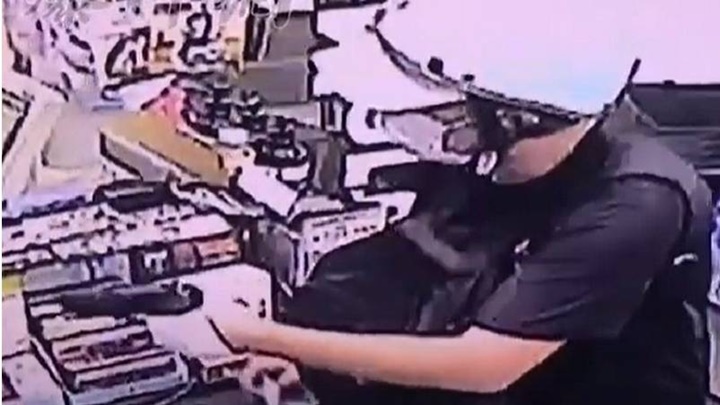 台南殺警案疑兇在逃期間，疑曾持槍打劫便利店。網上圖片