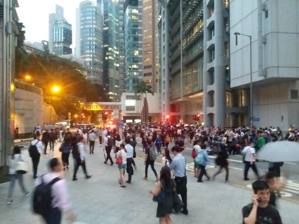 示威者堵塞皇后大道中。