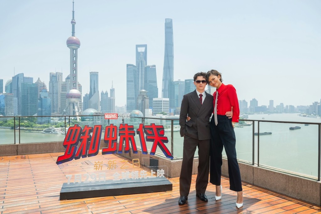 小倆口昨日亦以上海著名地標東方明珠塔做背景,大拍宣傳照。 小倆口昨日亦以上海著名地標東方明珠塔做背景,大拍宣傳照。