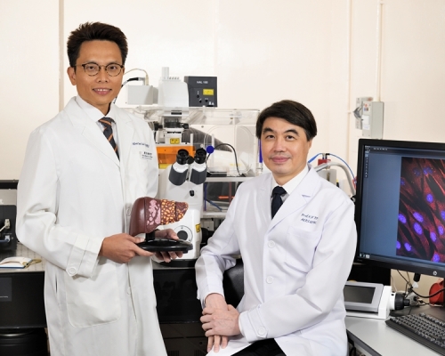 中大醫學院生物醫學學院教授鄭詩樂（左），以及中大醫學院病理解剖及細胞學系系主任杜家輝（右）。中大醫學院圖片