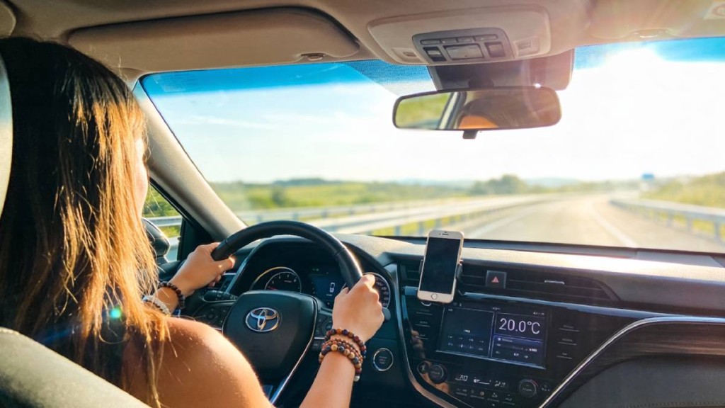 女性學院應警惕男教練鹹豬手。 Instagram/leo_bell99