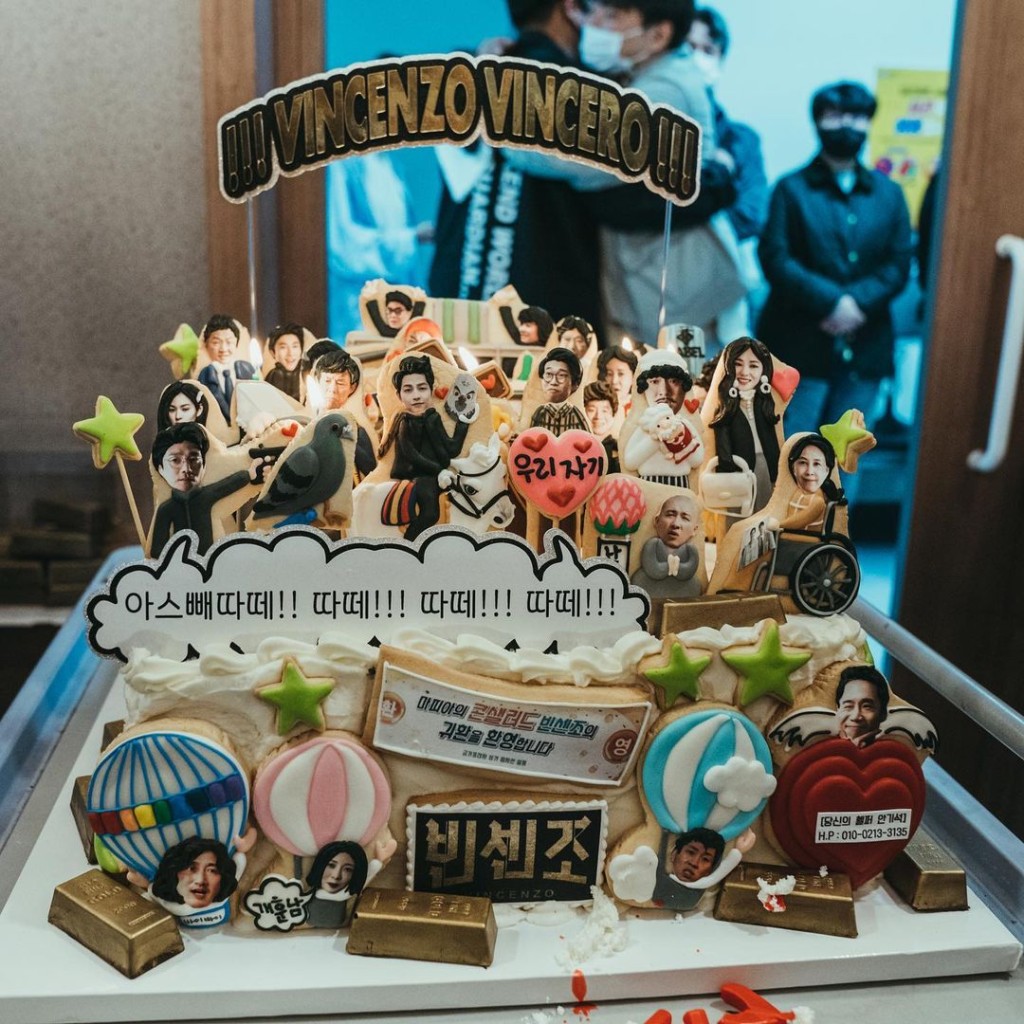 宋仲基公仔喺正中間騎住白馬。