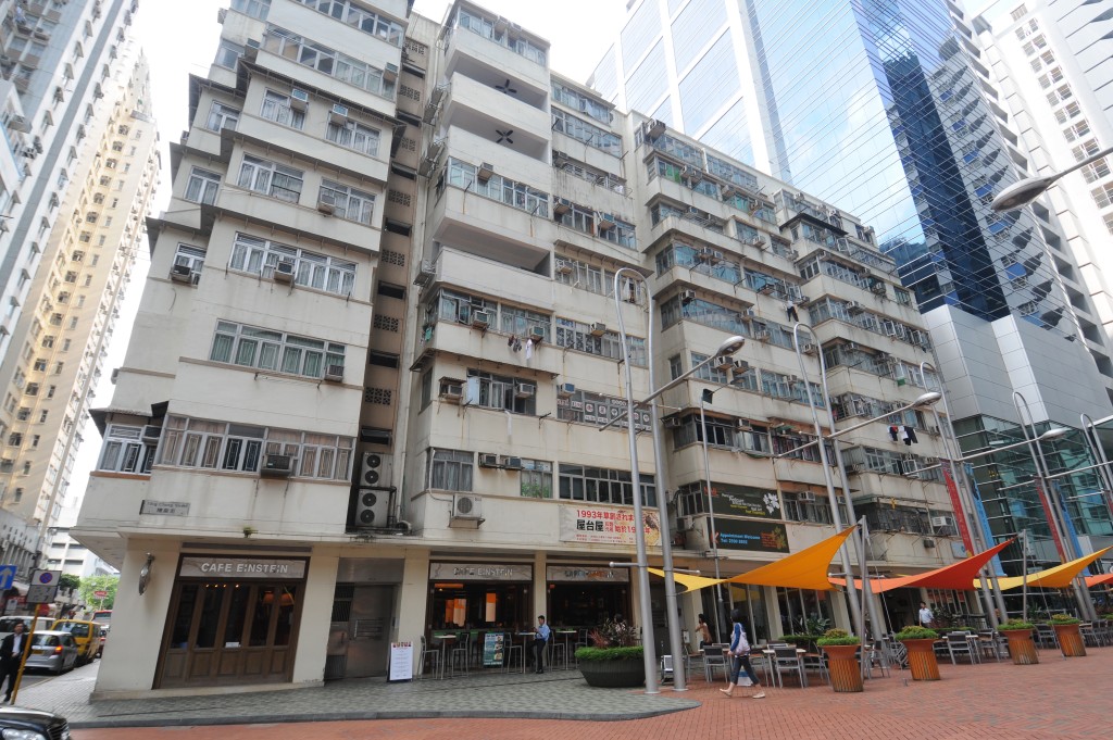 上述兩舊樓地盤面積共約20060方呎。