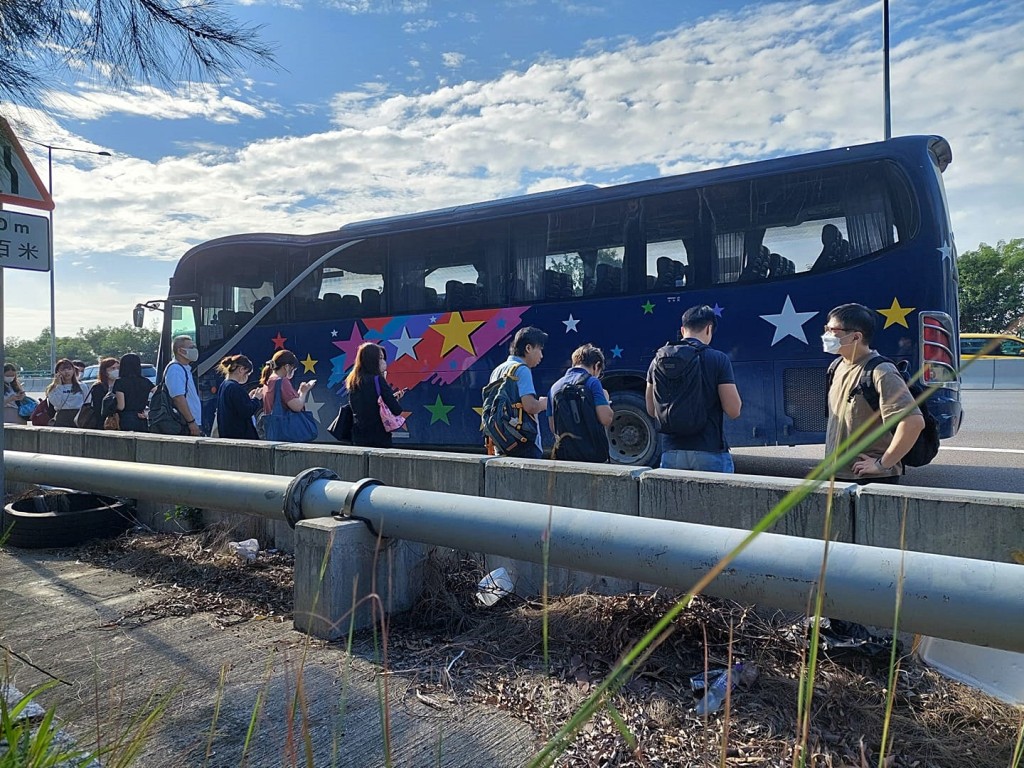 旅游巴乘客无受伤。