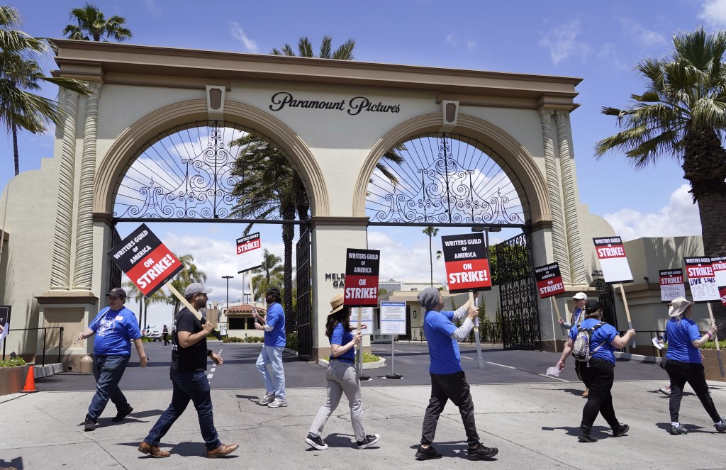 在洛杉磯，派拉蒙影業公司入口處，荷里活編劇舉行集會抗議。AP