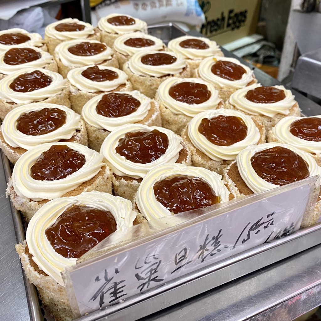 豪華餅店有多款糕餅馳名，包括發哥必吃的酥皮蛋撻、合桃蛋糕和發嫂至愛的菠蘿包及雞尾包，此外提子包、花卷亦出名好食。(相片來源：FB專頁「麵包超人的美食遊樂地圖」、「港康劉影」、「Being Hong Kong」、「鄭泳舜 Vincent Cheng」、「烘焙•愛麗斯」)