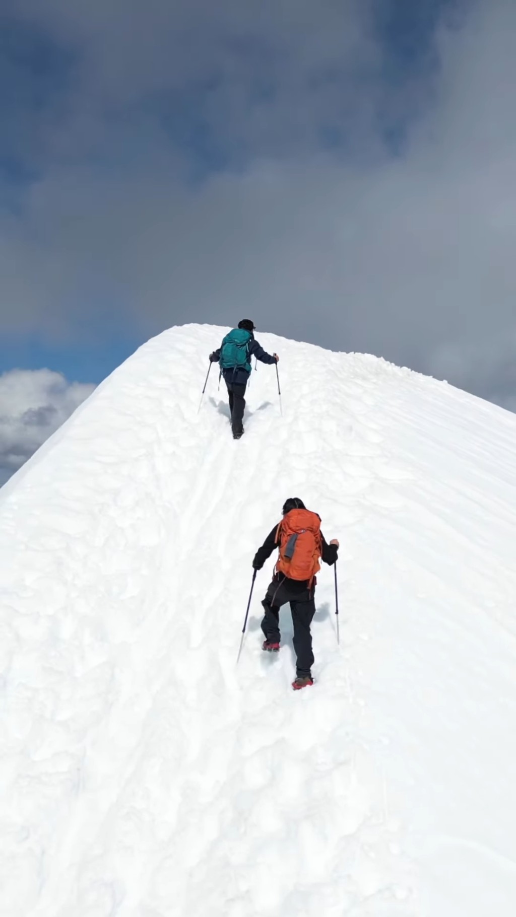 兩人登雪山舉步維艱。