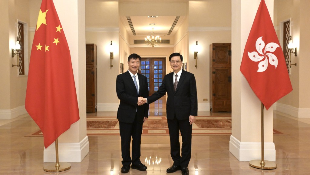 行政長官李家超（右）今日在禮賓府與海南省省長劉小明（左）會面。政府新聞處
