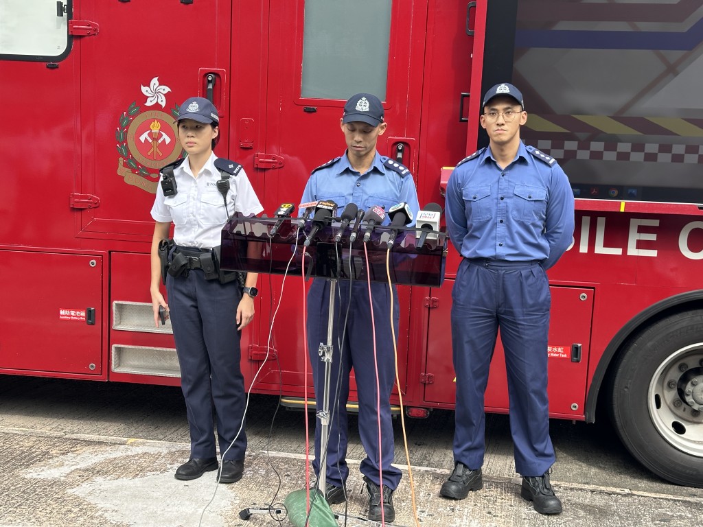 消防處聯同警方交代火警救援情況。梁國峰攝 消防處聯同警方交代火警救援情況。梁國峰攝