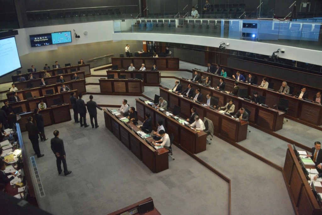 立法會財委會繼續審議迪士尼樂園擴建的撥款申請。
