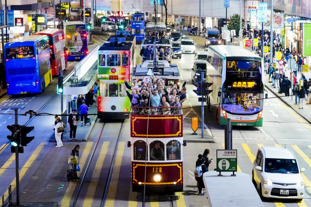 古董電車夜遊可在電車上觀看香港夜間景致。 古董電車夜遊可在電車上觀看香港夜間景致。