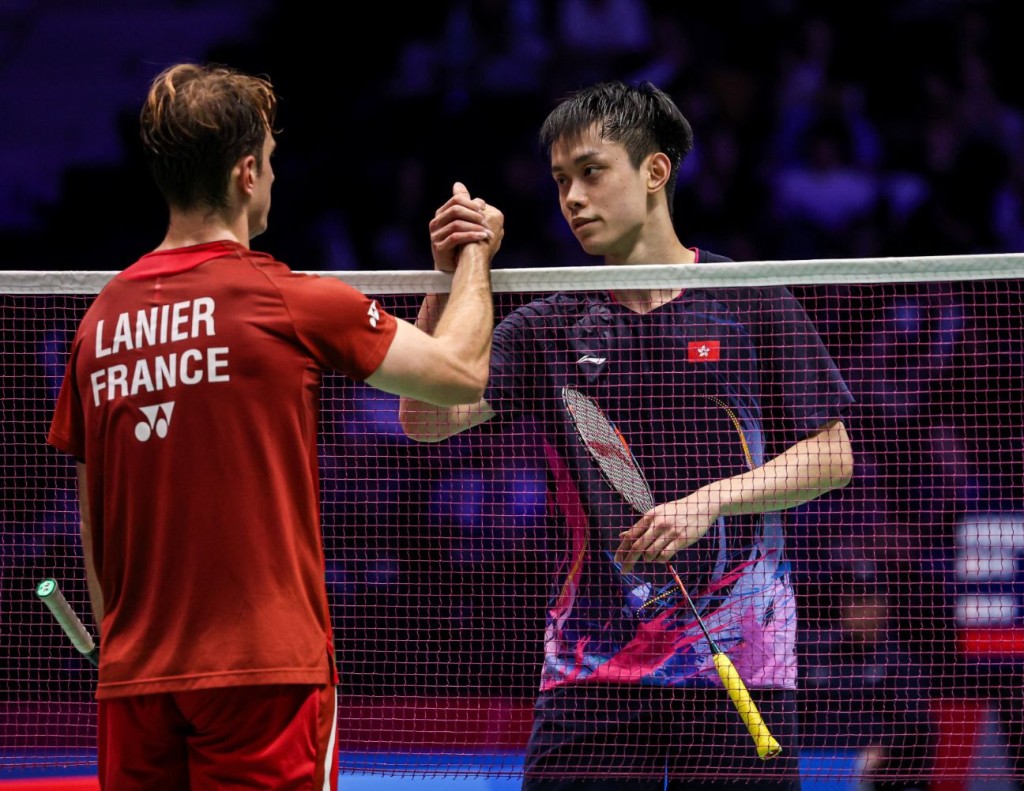 吳英倫（右）不敵法國東道主蘭尼亞（左）。BWF圖