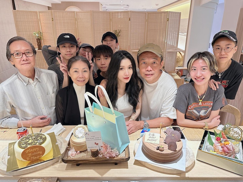 Monique老公是馬主,因此Monique不時與老公出入馬場。 Monique老公是馬主,因此Monique不時與老公出入馬場。