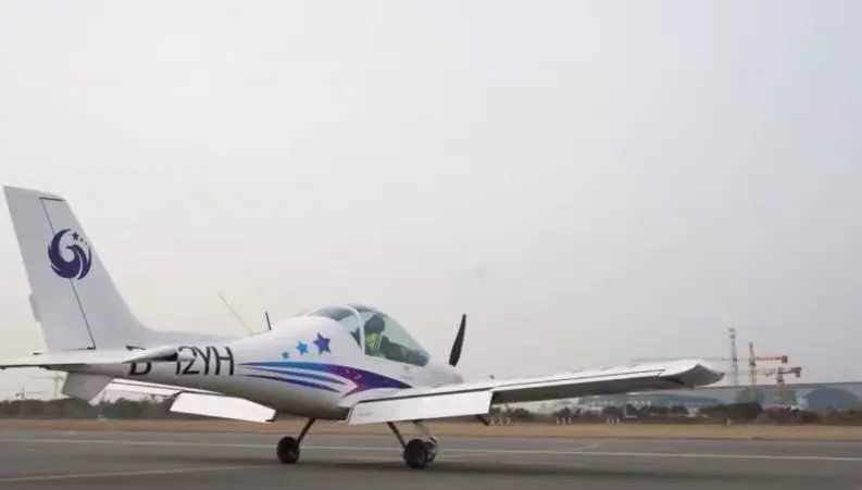 趙氏父子自駕飛機回老家過農曆新年。山東電視新聞 趙氏父子自駕飛機回老家過農曆新年。山東電視新聞