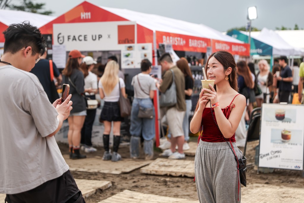 咖啡迷冒泥濘入場嘆咖啡。 咖啡迷冒泥濘入場嘆咖啡。