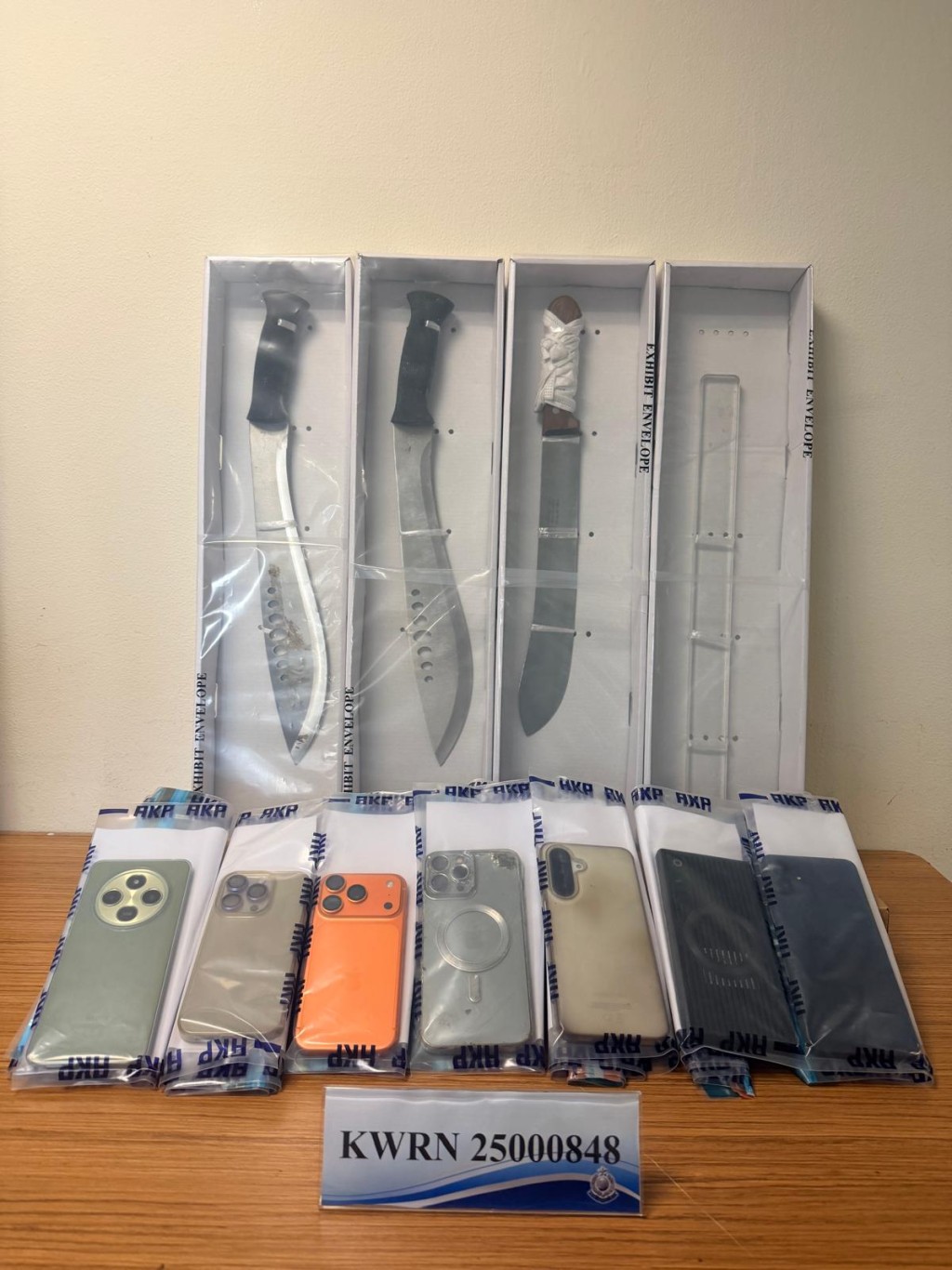 警方展示檢獲的證物。