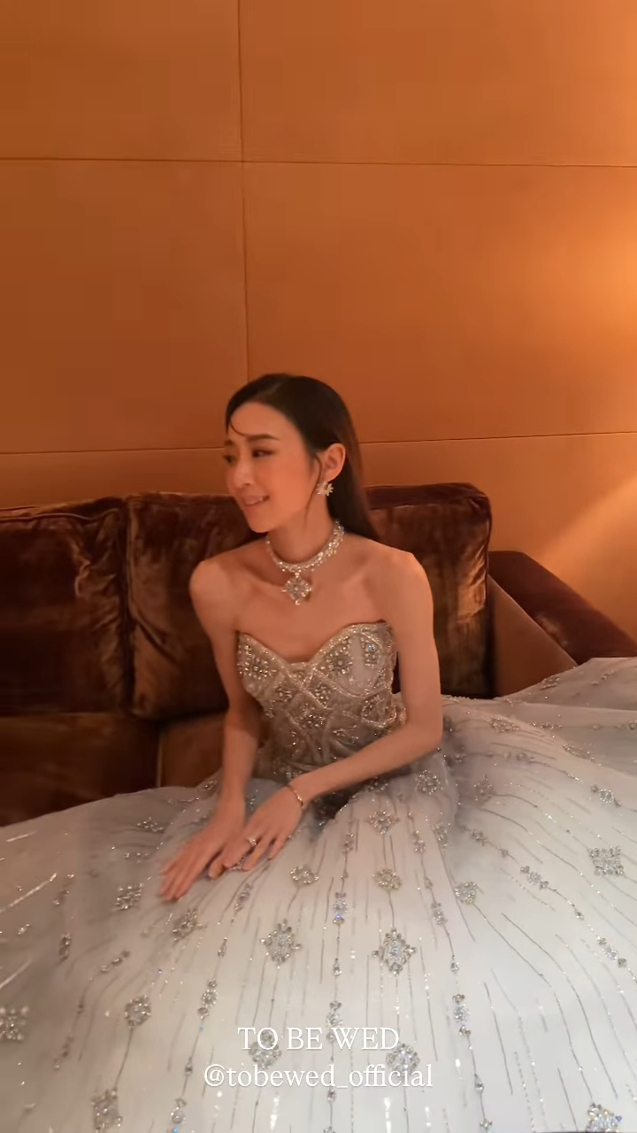 王虹茵再貼上婚紗相。 王虹茵再貼上婚紗相。
