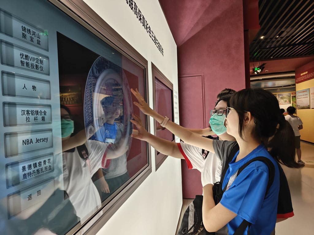 学员在深圳参观腾讯公司及大疆公司青年科技体验中心。