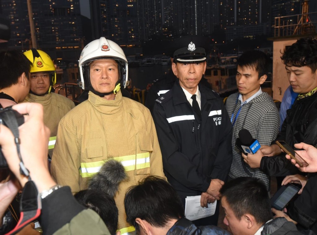 警方及消方晚上在現場交代事件。