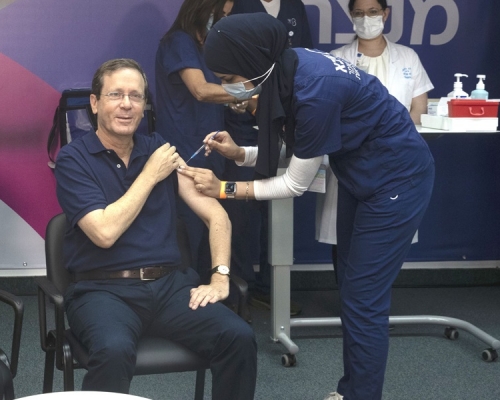 赫爾佐格率先接種第3針新冠疫苗。AP


